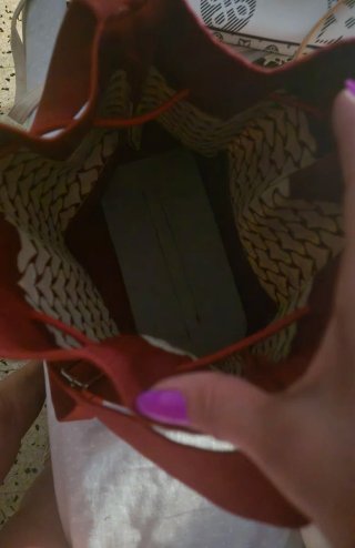 Bolso de mano verde y dorado