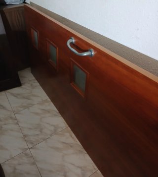 Puerta corredera madera con cristales