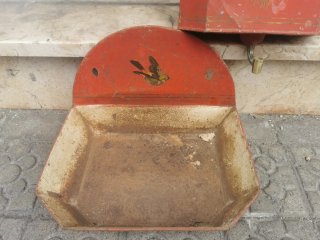 Lavabo antiguo de pared frontal de metal.