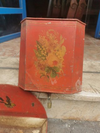 Lavabo antiguo de pared frontal de metal.