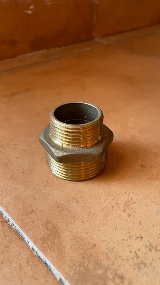 Una reducción de latón M/M 40x32