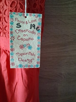 Mono naranja con detalles