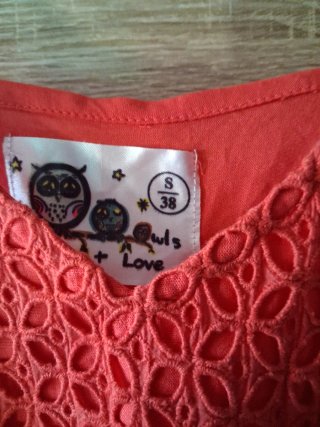 Mono naranja con detalles