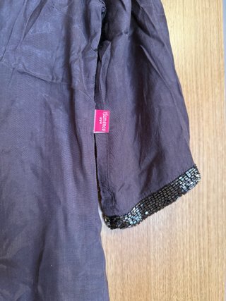 Blusa con apliques brillantes