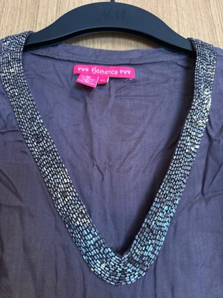 Blusa con apliques brillantes