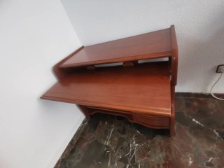 Mueble de madera marrón