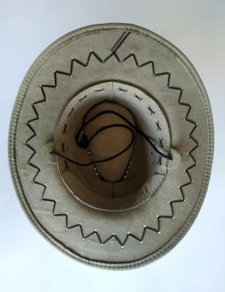 Sombrero vaquero marrón, gris con costuras. Negro