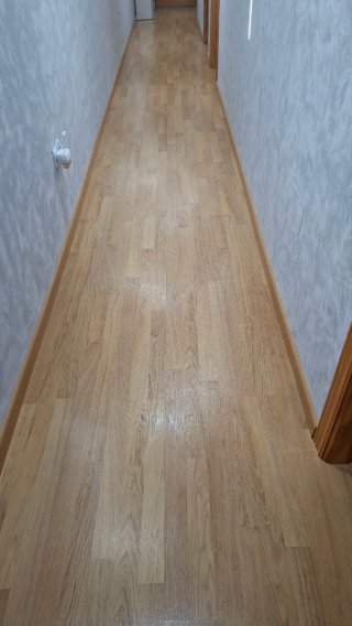 Tarima flotante madera con rodapie