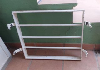 Reja de ventana blanca con soportes