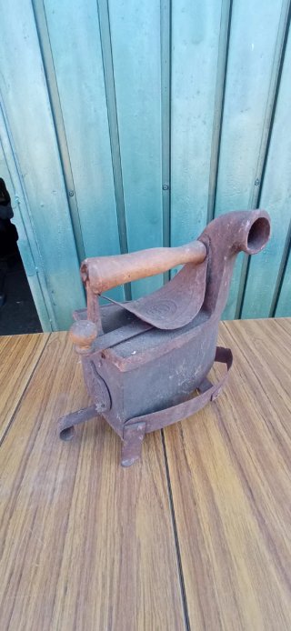 Plancha antigua de carbón con soporte