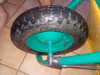 Carretilla de obra amarilla y verde