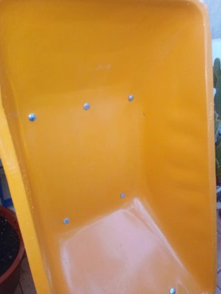 Carretilla de obra amarilla y verde
