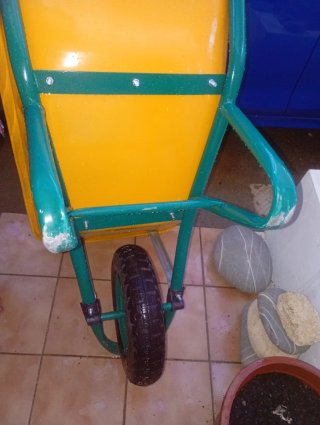 Carretilla de obra amarilla y verde