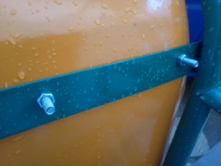 Carretilla de obra amarilla y verde