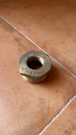 Una reducción de Latón M50xH3/4