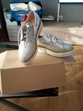 Zapatos plateados con cordones