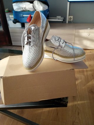 Zapatos plateados con cordones