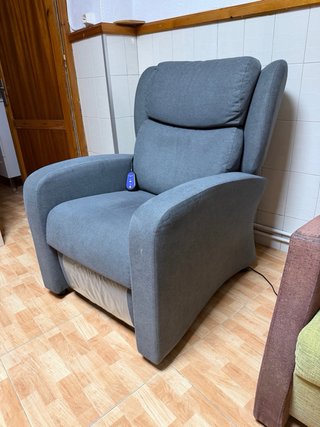 Sillón reclinable eléctrico gris.