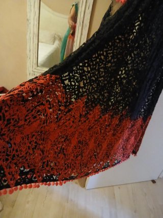 Vestido negro encaje bordado naranja