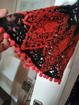 Vestido negro encaje bordado naranja
