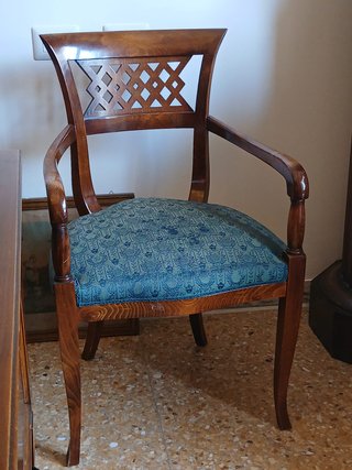 Libreria in legno con dettagli oro
