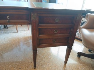 Libreria in legno con dettagli oro