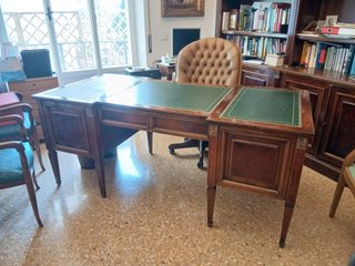 Libreria in legno con dettagli oro