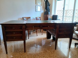 Libreria in legno con dettagli oro