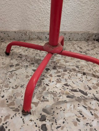 Perchero de diseño rojo