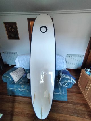 Tabla de surf blanca con aletas. Marca olaian.