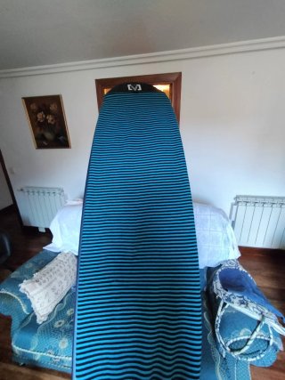 Tabla de surf blanca con aletas. Marca olaian.