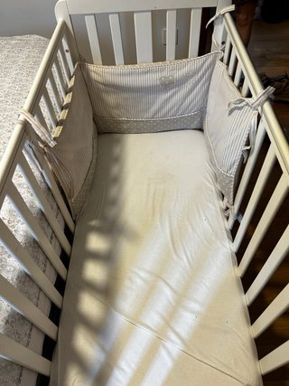 Cuna de madera blanca