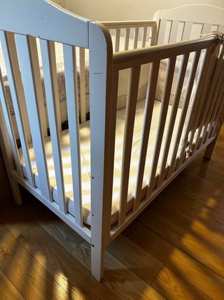 Cuna de madera blanca