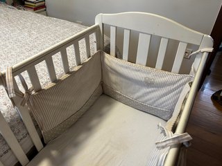 Cuna de madera blanca