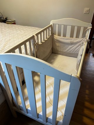Cuna de madera blanca