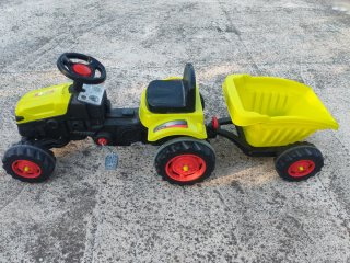 Tractor de pedales amarillo y negro