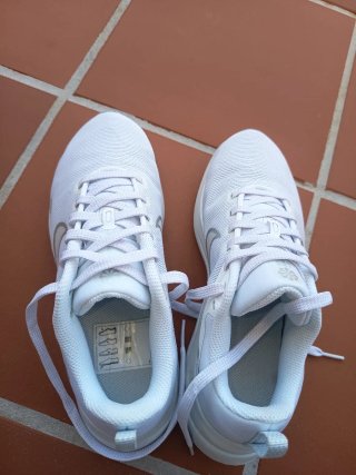 Zapatillas Nike Mujer Blancas y Plateadas