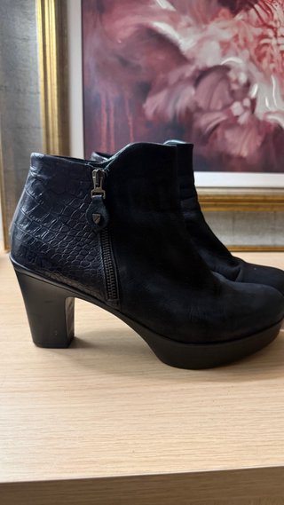 Botines negros piel efecto cocodrilo