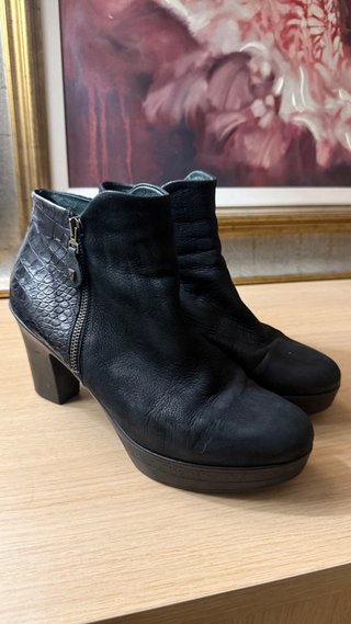 Botines negros piel efecto cocodrilo