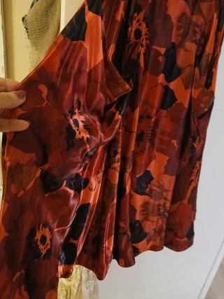 Vestido estampado floral naranja y negro