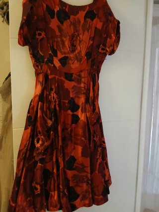 Vestido estampado floral naranja y negro