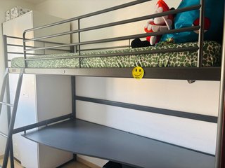 Letto a castello in metallo con scrivania