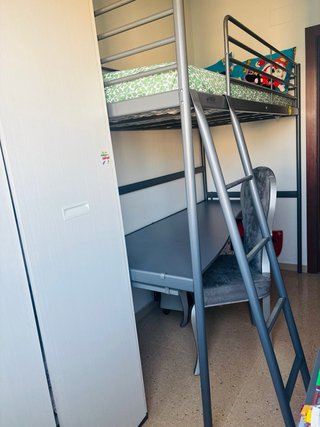 Letto a castello in metallo con scrivania