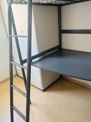 Letto a castello in metallo con scrivania