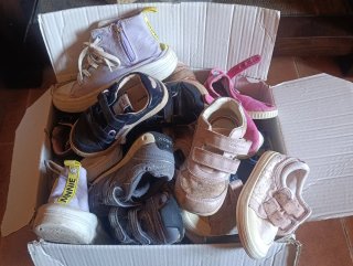 Caja de zapatillas niña usadas Tallas 24/25