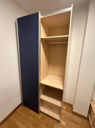 Armadio con ante scorrevoli beige e blu