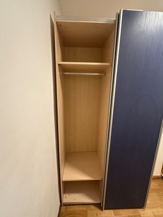 Armadio con ante scorrevoli beige e blu