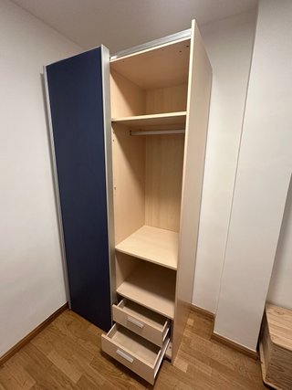 Armadio con ante scorrevoli beige e blu
