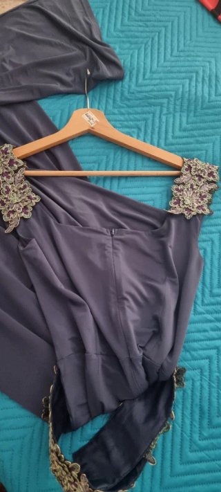 Mono azul con flores