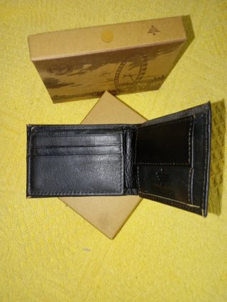 Cartera de piel negra con cremallera